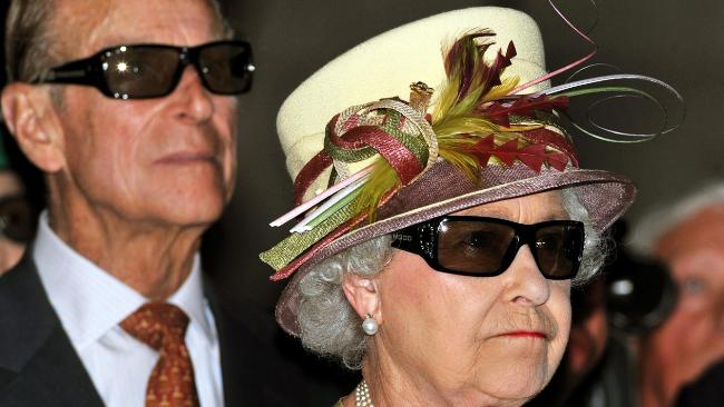 345337-queen-in-3d-glasses