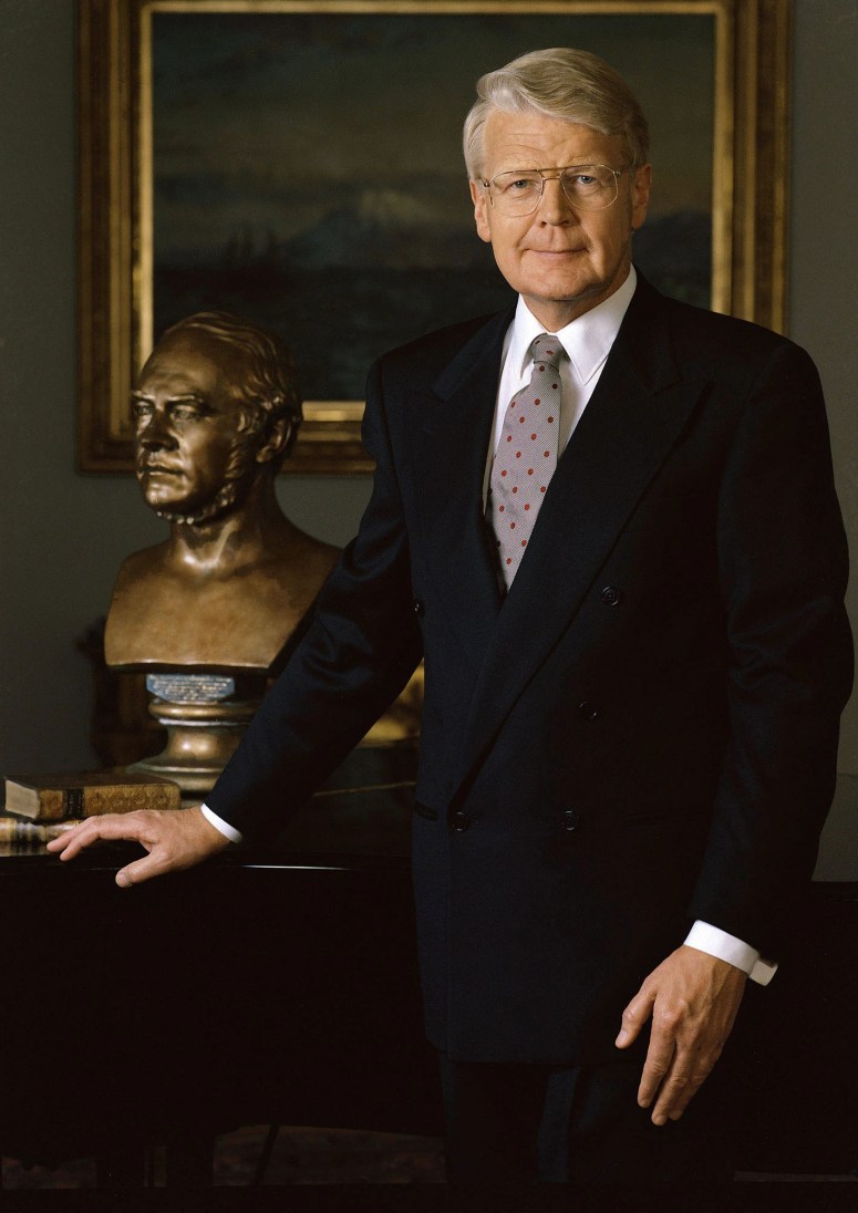 President Of Iceland Ólafur Ragnar Grímsson Arrests 10 Rothschild Bankers.