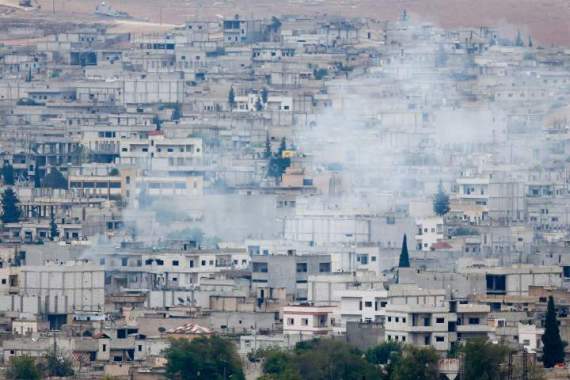 Smoke rises from the Syrian town of Kobani, seen from near the Mursitpinar border crossing on the Turkish-Syrian border in the southeastern town of Suruc in Sanliurfa province, October 16, 2014. The United States is bombing targets in Kobani for humanitarian purposes to relieve defenders of the Syrian town and give them time to organize against Islamic State militants, a senior U.S. official said on Wednesday. REUTERS/Kai Pfaffenbach (TURKEY  - Tags: MILITARY CONFLICT POLITICS)