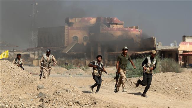 Iraqi fighters from the Popular Mobilization units, fighting alongside Iraqi forces, advance during a military operation against Daesh militant group towards the center of Baiji, some 200 kilometers north of Baghdad on October 19, 2015. © AFP